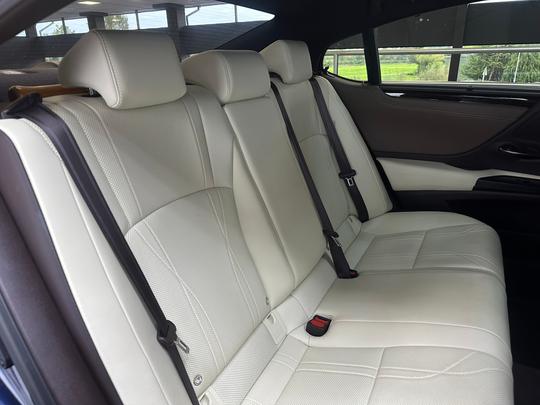 Lexus ES Photo 5b9fab10-22b0-4498-83b8-d903cfa1d345.jpg
