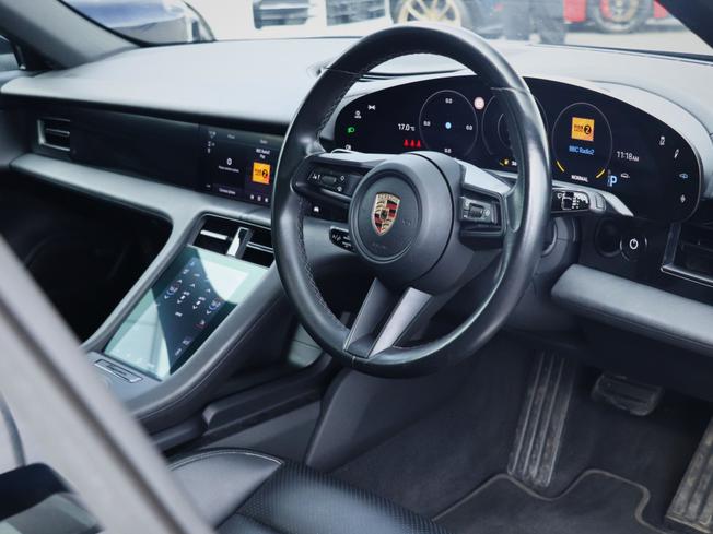 PORSCHE Taycan Photo 14