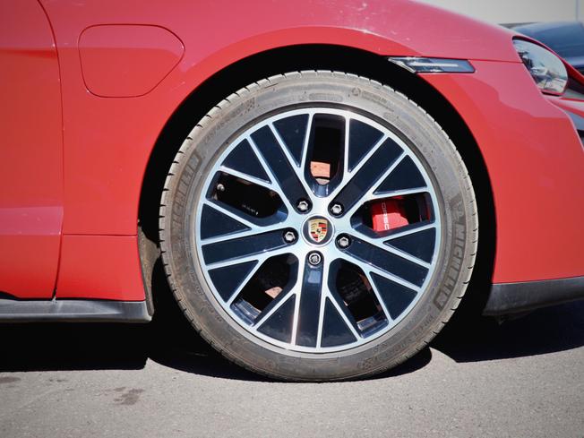 PORSCHE Taycan Photo 10