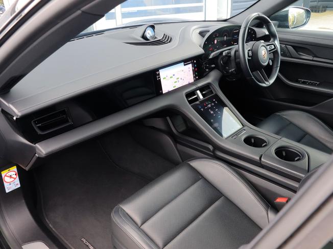 PORSCHE Taycan Photo 3
