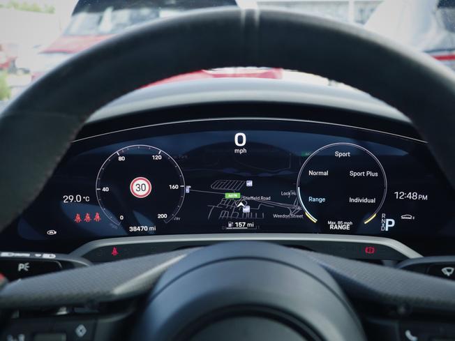 PORSCHE Taycan Photo 31