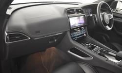 Jaguar F-PACE Photo 18