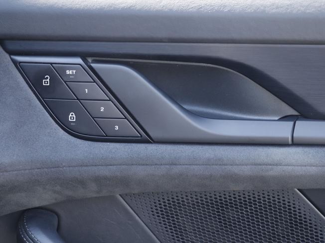 PORSCHE Taycan Photo 20