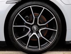 Porsche TAYCAN Photo 4