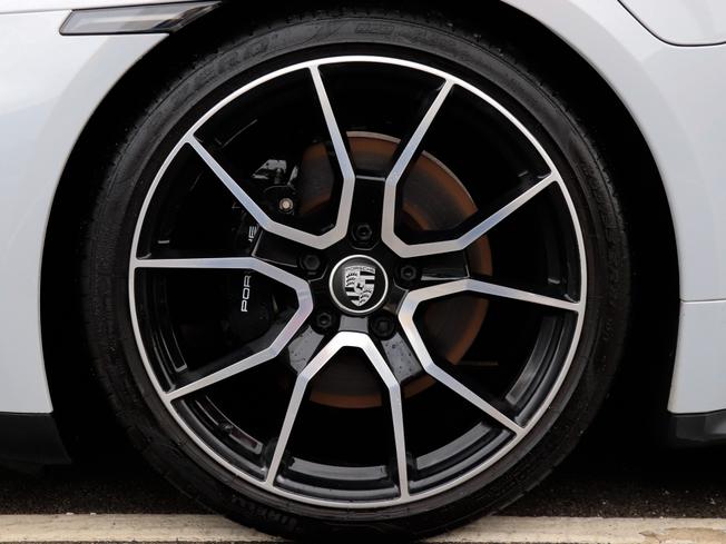 Porsche TAYCAN Photo 4