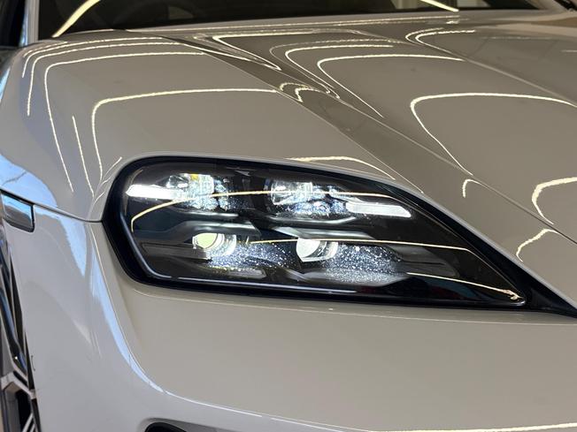 PORSCHE Taycan Photo 21