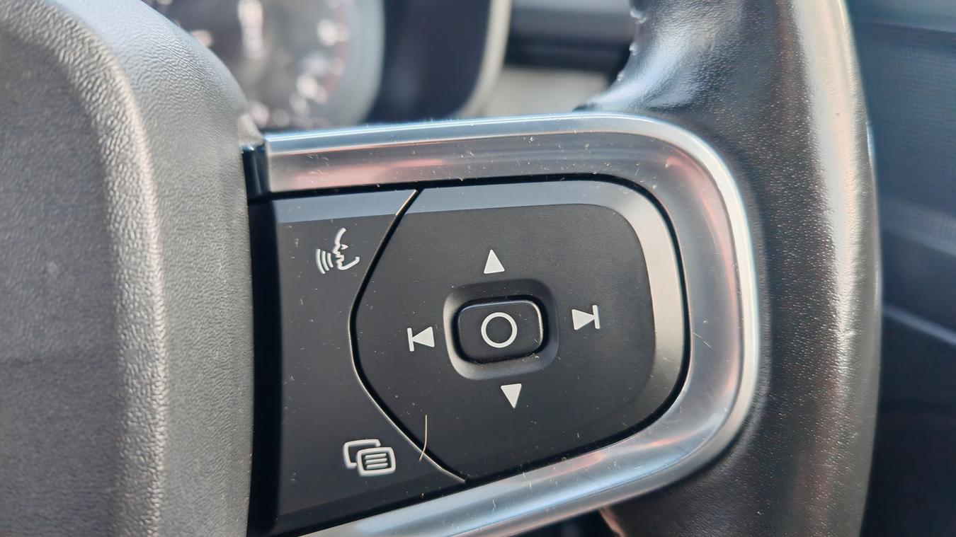 Used Volvo XC40 KX68ULD 32