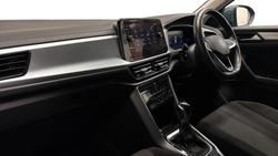Volkswagen T-Roc Photo 2