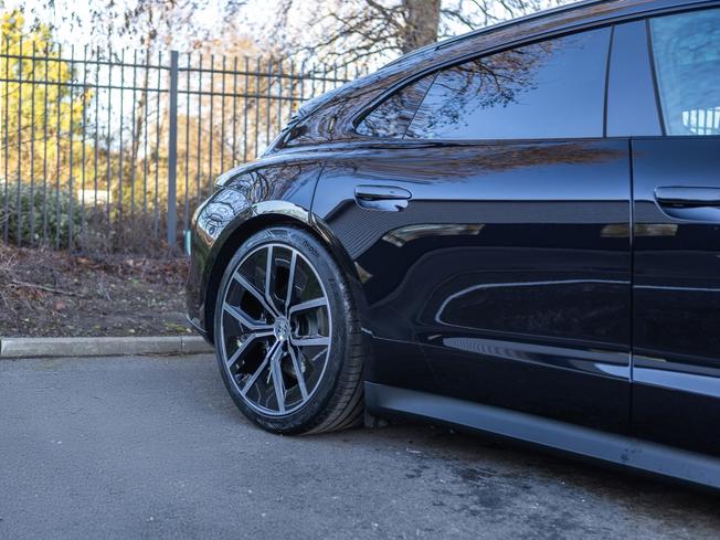 PORSCHE Taycan Photo 31