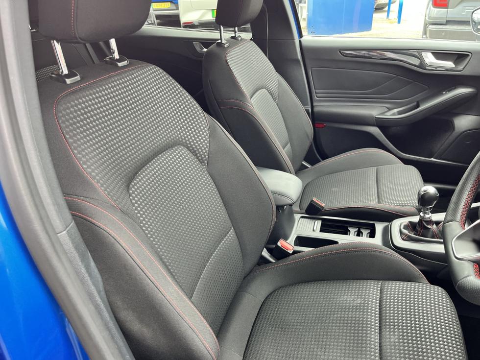 Ford Focus Photo 5db8cd37-ac1d-4fcd-a811-da5bd06d46ff.jpg