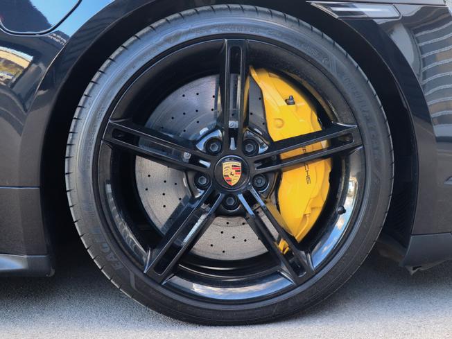 PORSCHE Taycan Photo 4