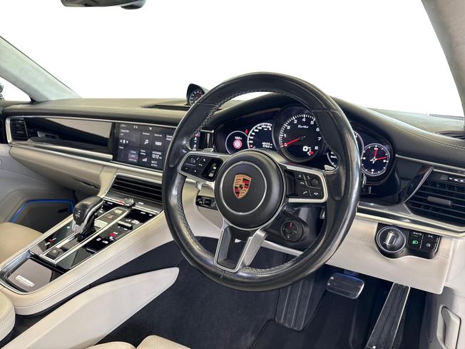 PORSCHE Panamera Photo 10