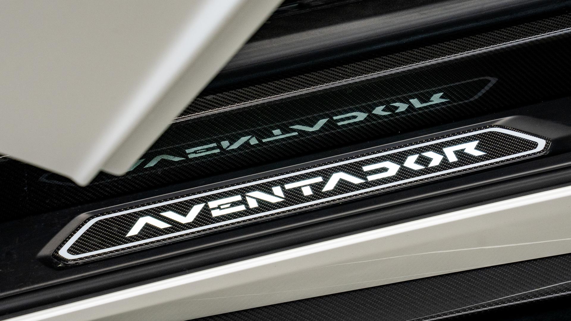 LAMBORGHINI Aventador Photo 5deaf56d-d6ce-4677-aecc-0ea0befc70e8.jpg