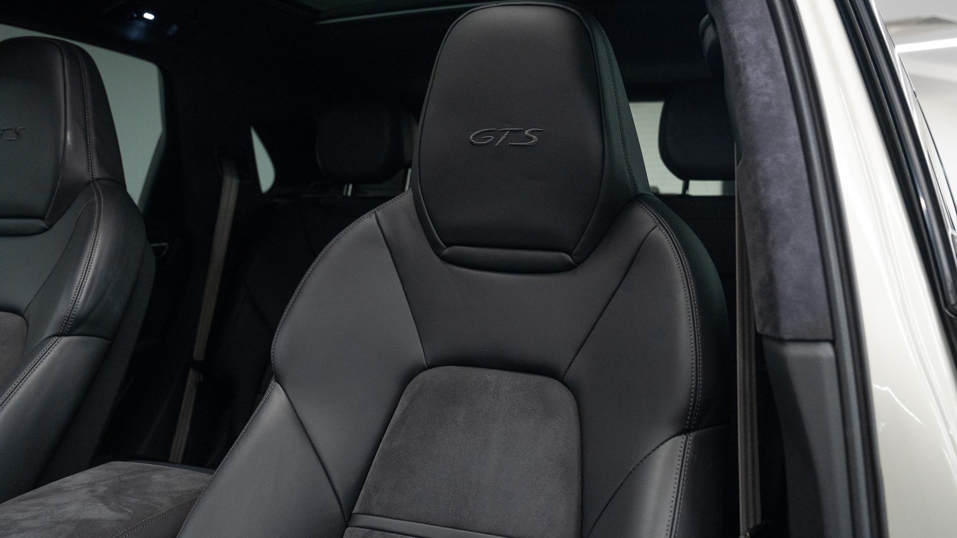 Porsche Cayenne Photo 5e04112d-853c-4b1f-8001-8d75dd02dd29.jpg