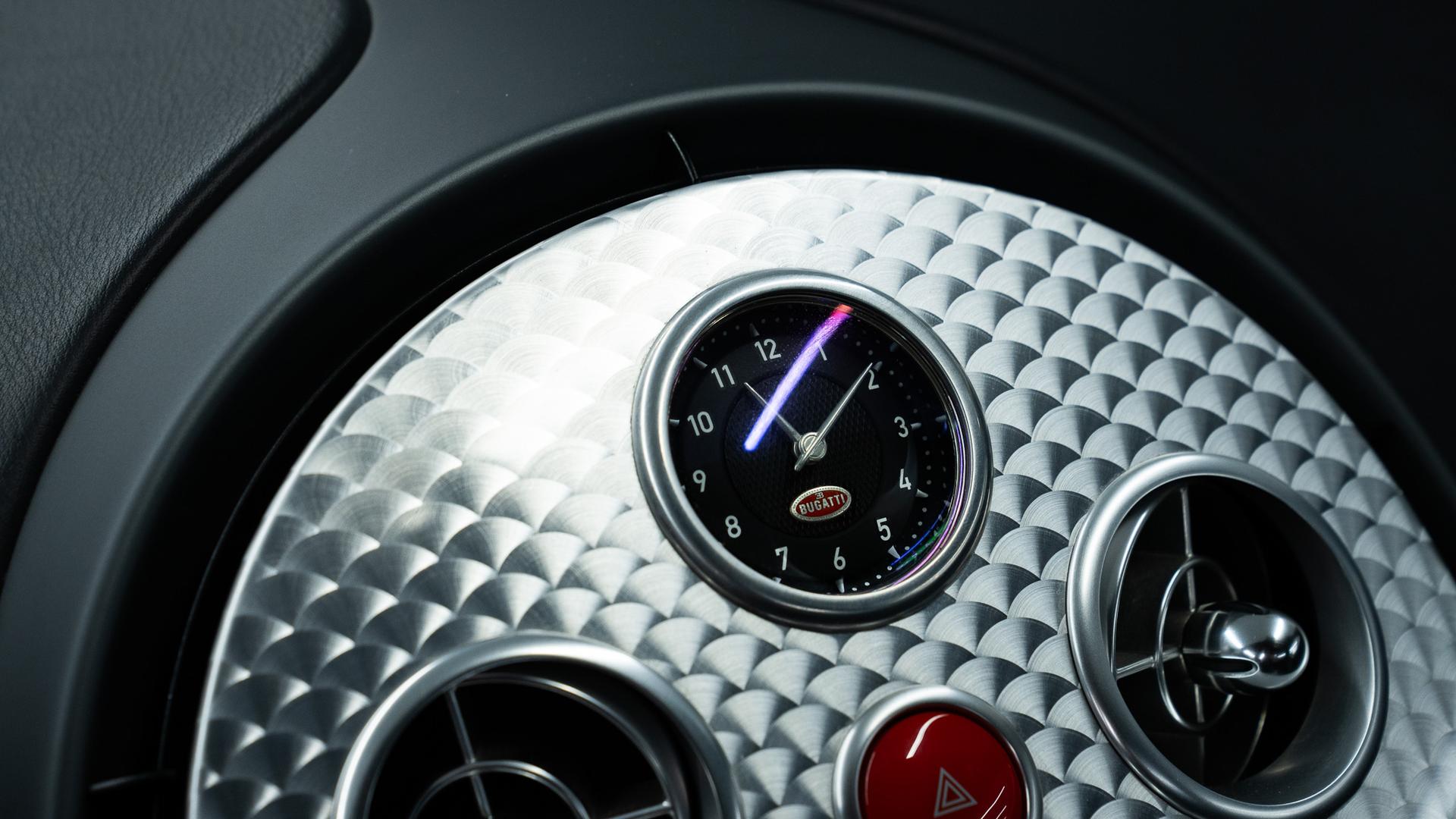 Bugatti Veyron Photo 5e264bc4-963a-41e6-83fb-1a515f1390de.jpg
