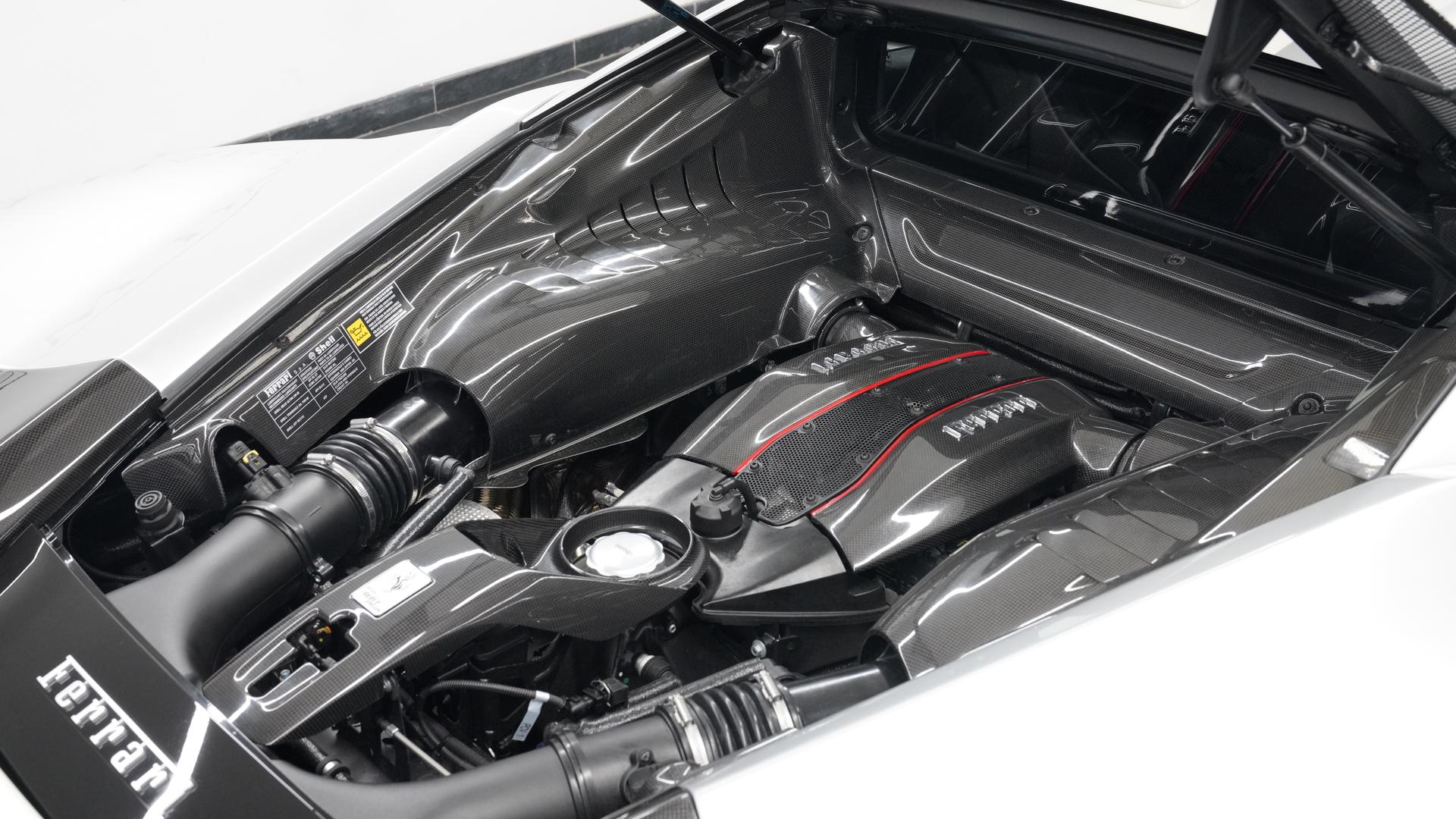 Ferrari 488 Pista Photo 5e2d8ae2-4ddd-4900-9e4b-a14be3369550.jpg