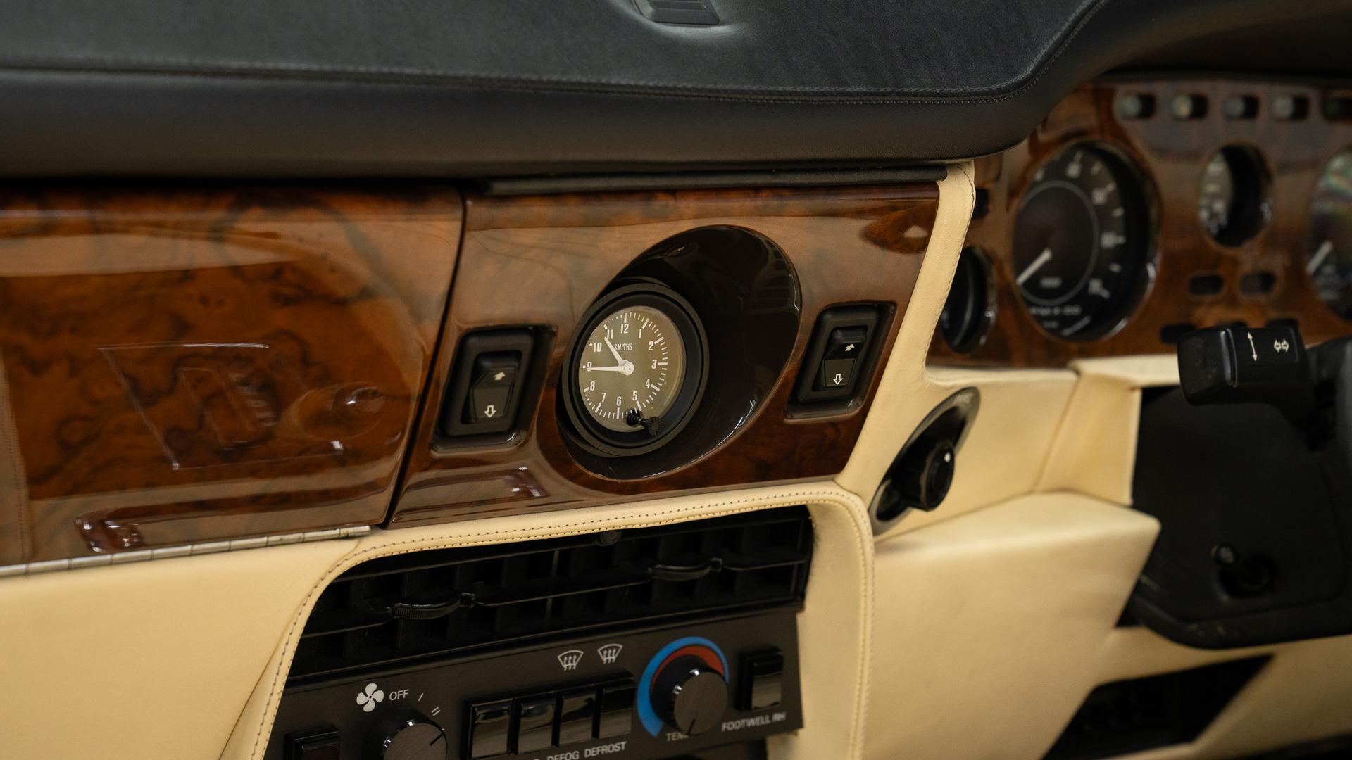 Aston Martin V8 Photo 5e8285d8-7d3a-467c-89eb-ee0277cc3e1b.jpg