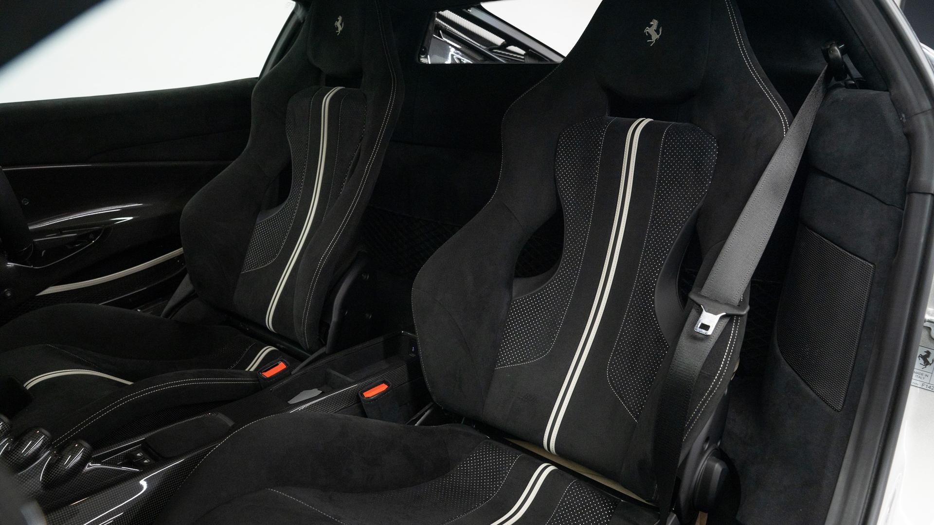 Ferrari 488 Photo 5efa7d8f-5762-4136-b565-e08bdf7b0888.jpg