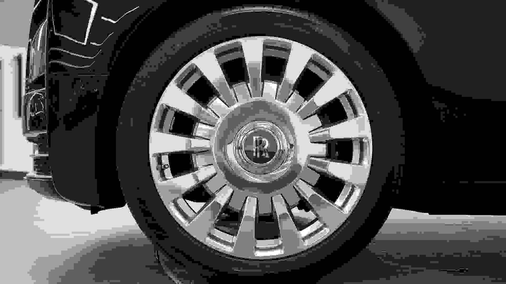 Rolls-Royce PHANTOM Photo 5f7f6c9c-b223-44ab-983e-2e5ca4835337.jpg