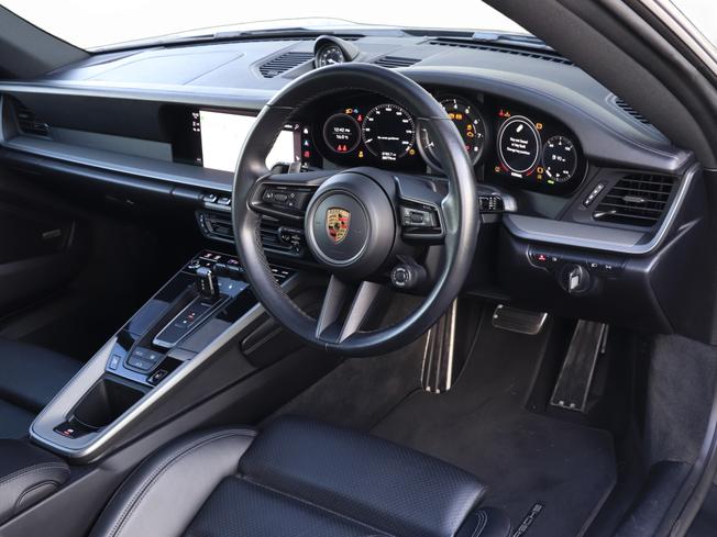 PORSCHE 911 Photo 17