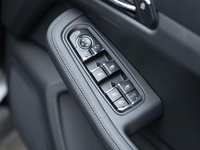 PORSCHE Macan Photo 31