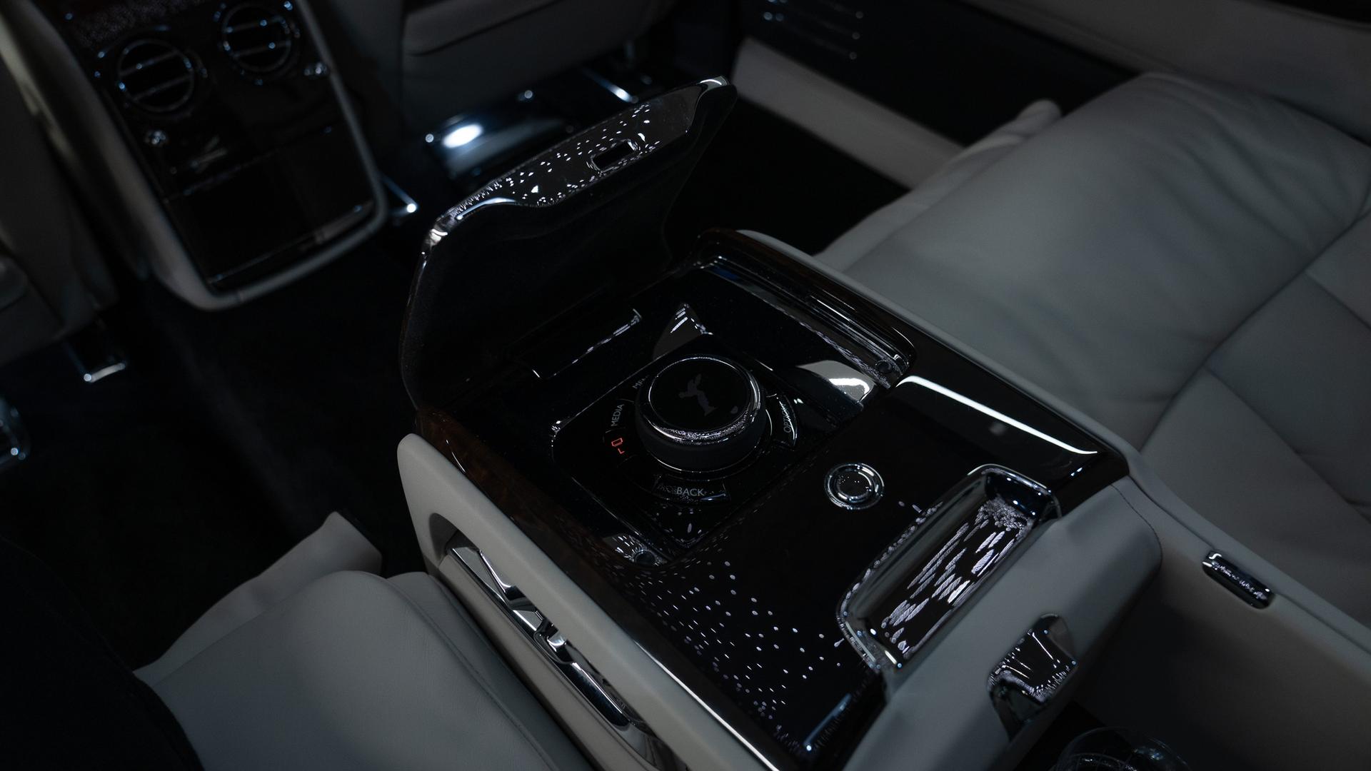 Rolls-Royce Phantom Photo 6047041f-2a05-497a-bd76-bd61bd12fa2a.jpg