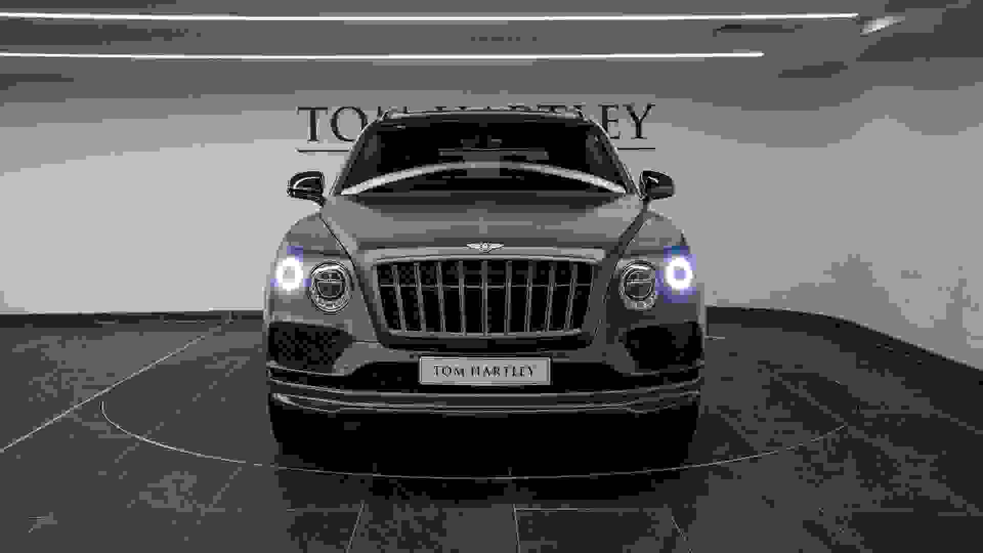 Bentley Bentayga V8 Centenary Edition Photo 6083f865-cea9-417e-8aa9-29a1be5f9468.jpg