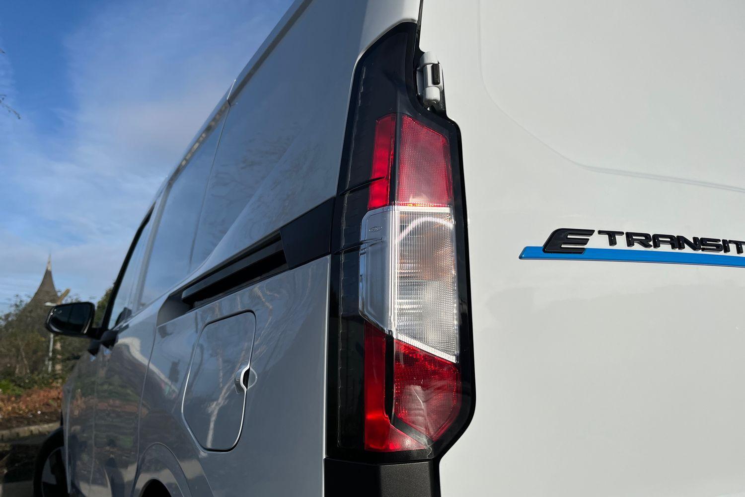 Ford E-TRANSIT COURIER Photo 26