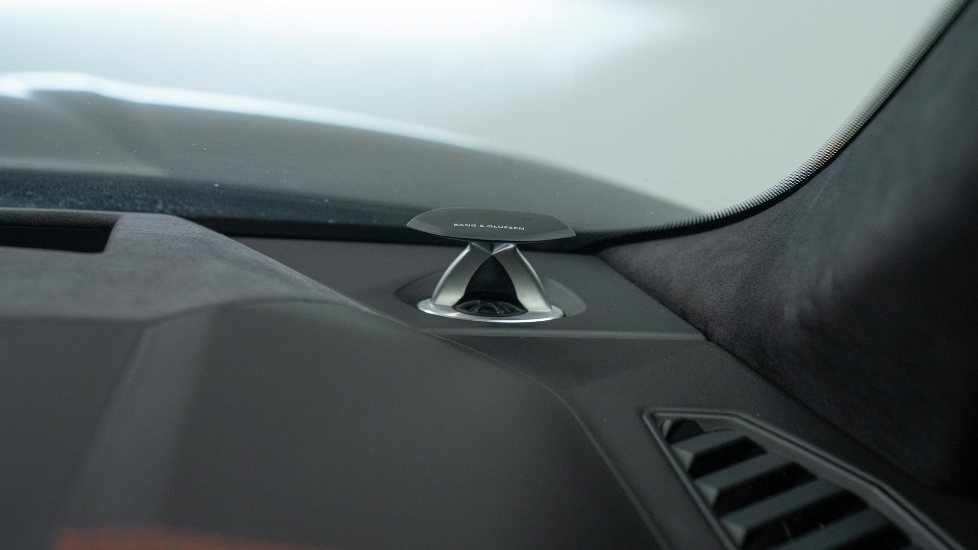 LAMBORGHINI Urus Photo 60cfb1b4-c66c-4175-9210-03fd2bb3c3ca.jpg