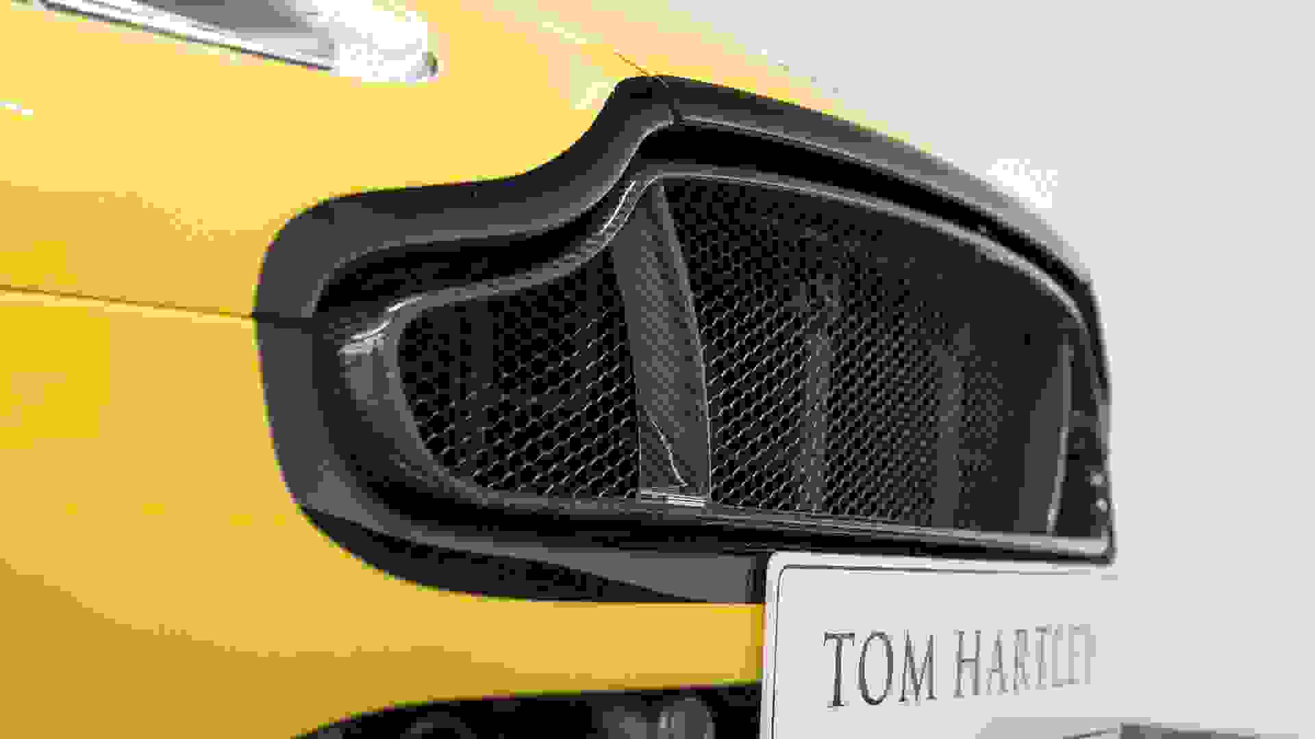 Aston Martin Vantage Photo 60ef4c8c-c8bf-48c0-8da8-e39af61e7be6.jpg