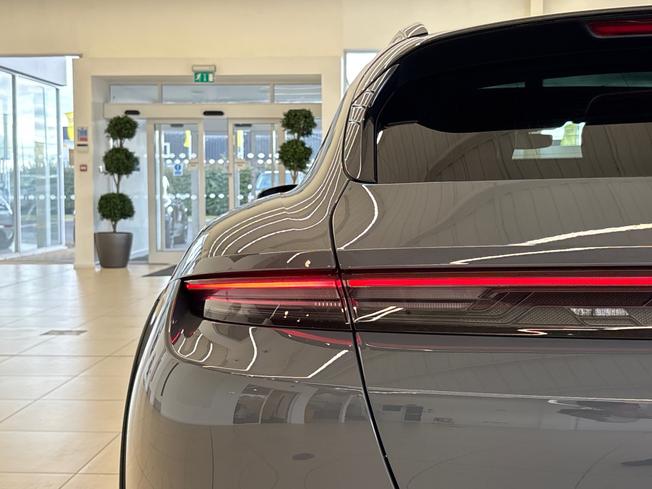 PORSCHE Taycan Photo 23