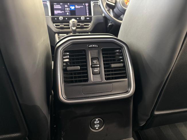 PORSCHE Macan Photo 43