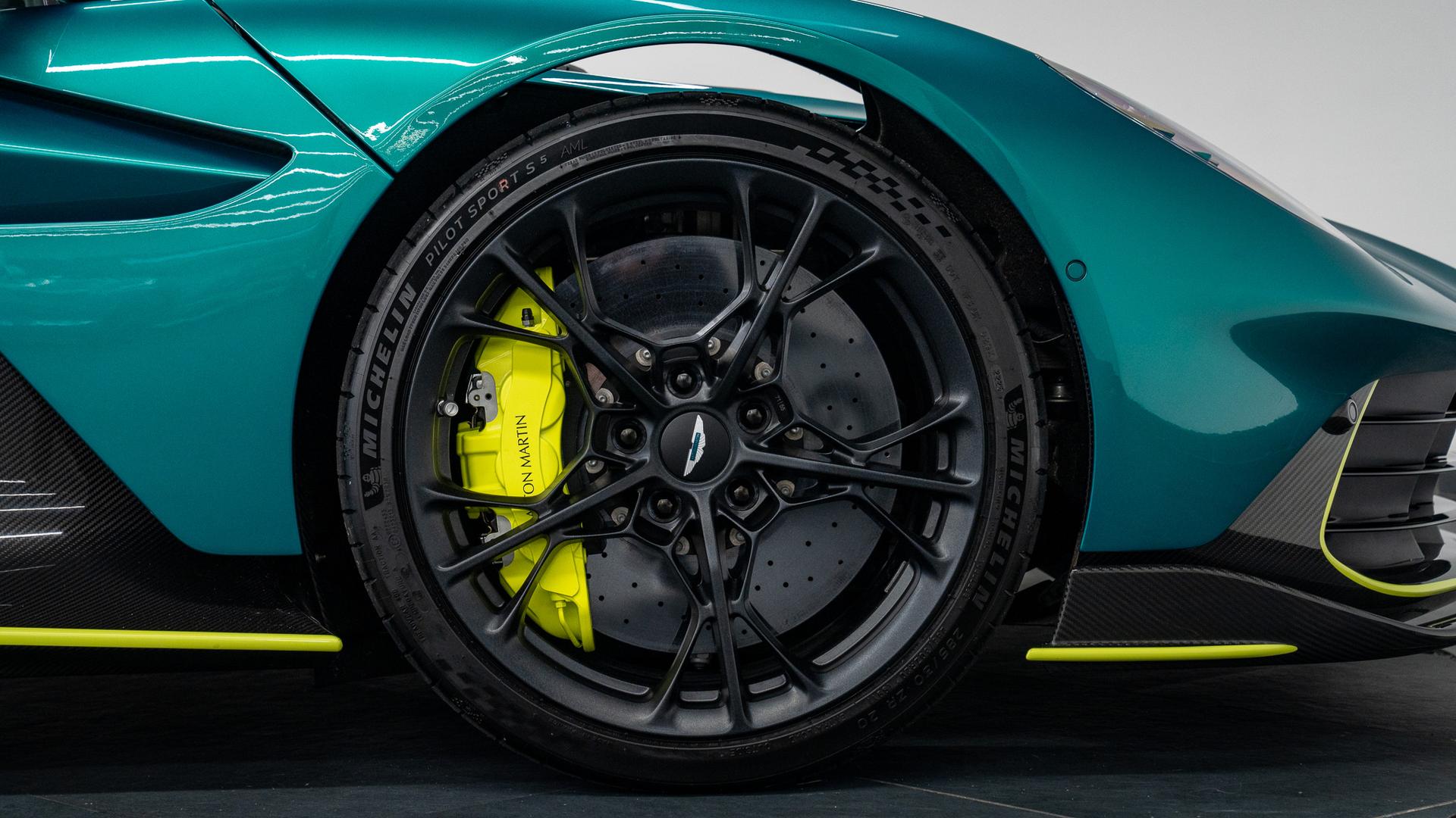 Aston Martin Valhalla Photo 61c78bc8-aae8-454c-80d7-4e9bb947a9f4.jpg