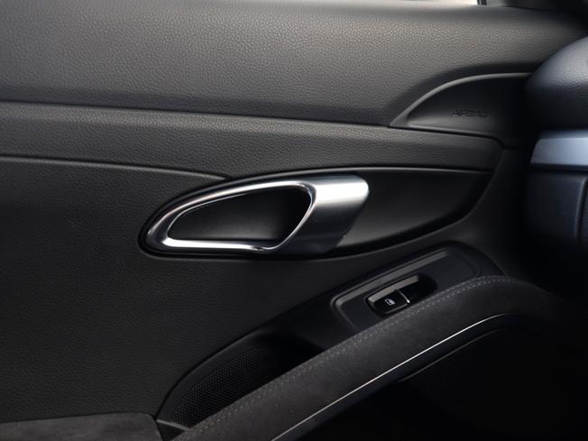 PORSCHE 718 Cayman Photo 24