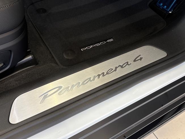 PORSCHE Panamera Photo 30