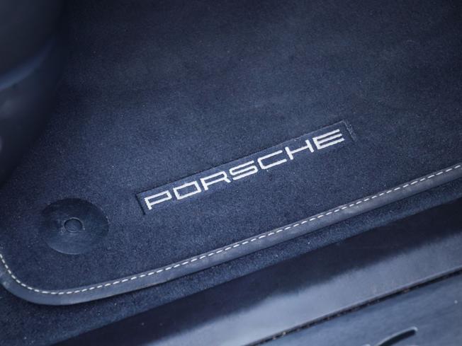 PORSCHE Taycan Photo 22