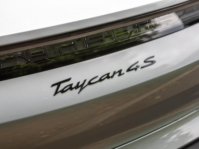 PORSCHE Taycan Photo 38