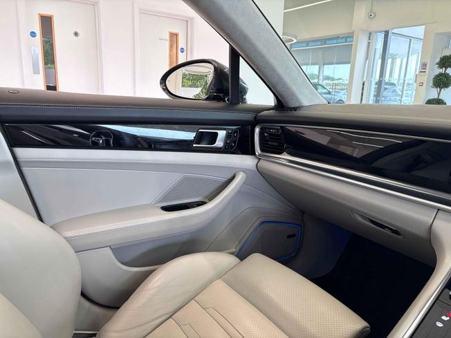 PORSCHE Panamera Photo 44