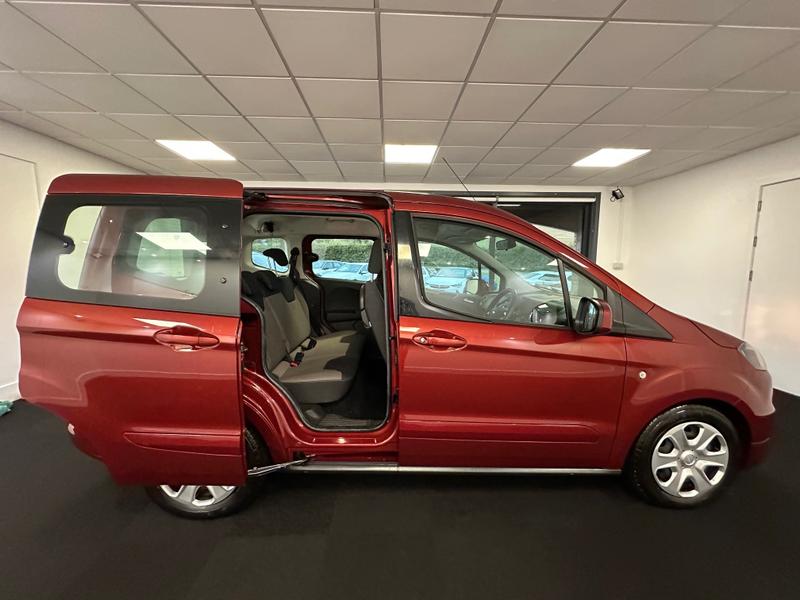 Ford Tourneo Courier Photo 63146cac-a3bc-4293-848a-434d223f6b7d.jpg