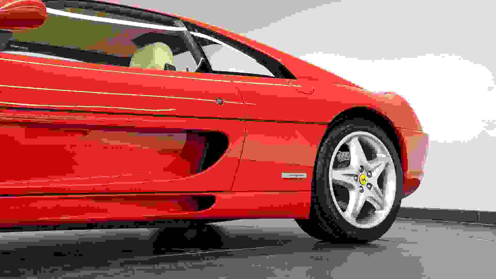 Ferrari 355 Photo 63609615-0c8a-4e35-9019-4aa1f4e415c1.jpg