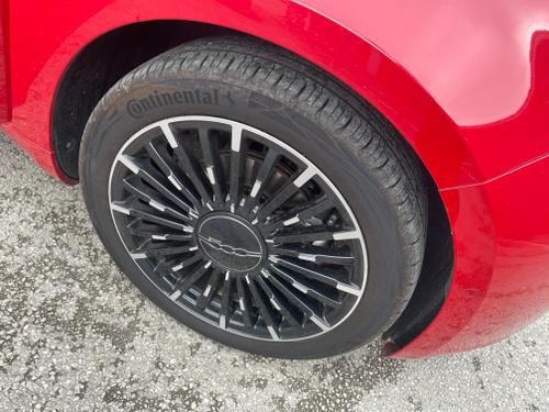 Fiat 500e Photo 636bcd94-6f81-4041-b751-08f0b468bd10.jpeg