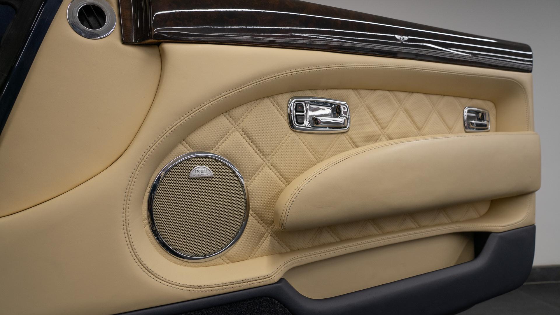 Bentley Azure Photo 636d2b0a-1a47-4d5e-aacb-e225855c33b7.jpg