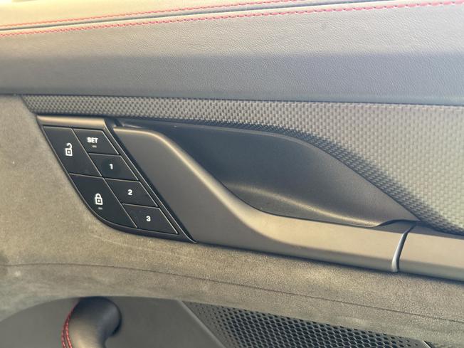 PORSCHE Taycan Photo 36