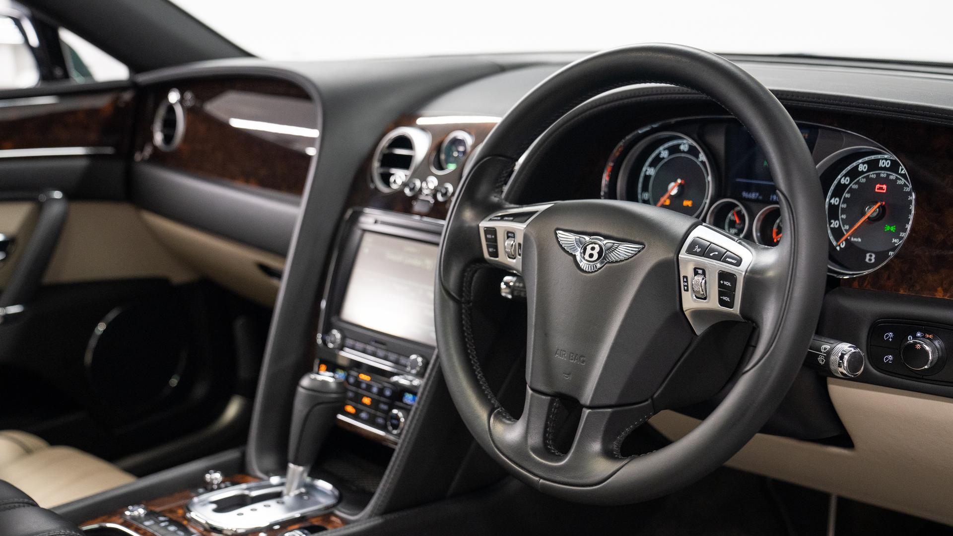 Bentley Flying Spur Photo 64dac7ff-cfe2-41dd-9d8a-3896cc30a9d7.jpg