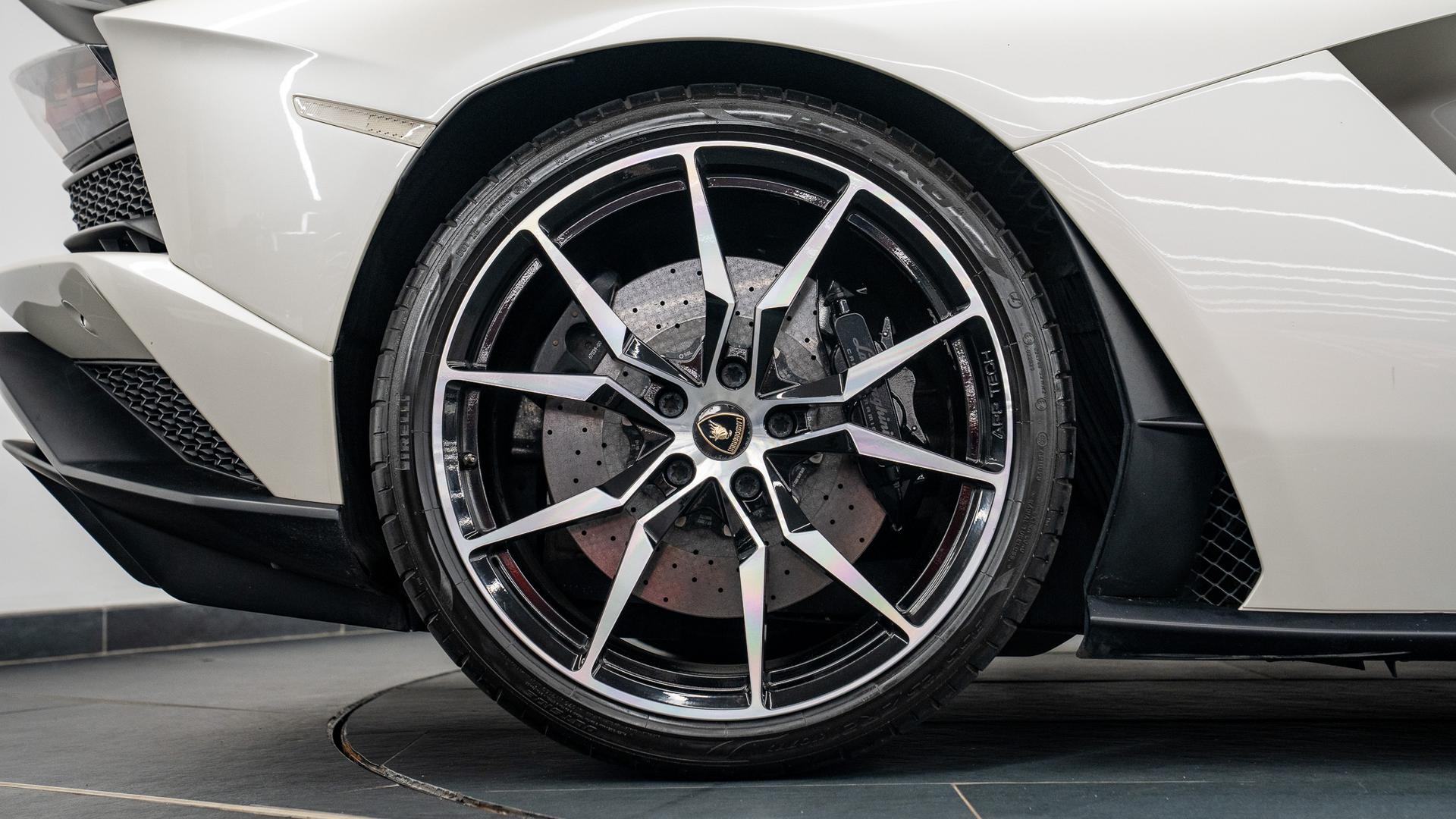 LAMBORGHINI Aventador Photo 64f4ce61-2b06-4367-a642-24c0bf0cf607.jpg