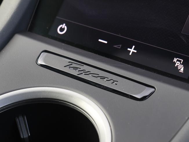 PORSCHE Taycan Photo 23