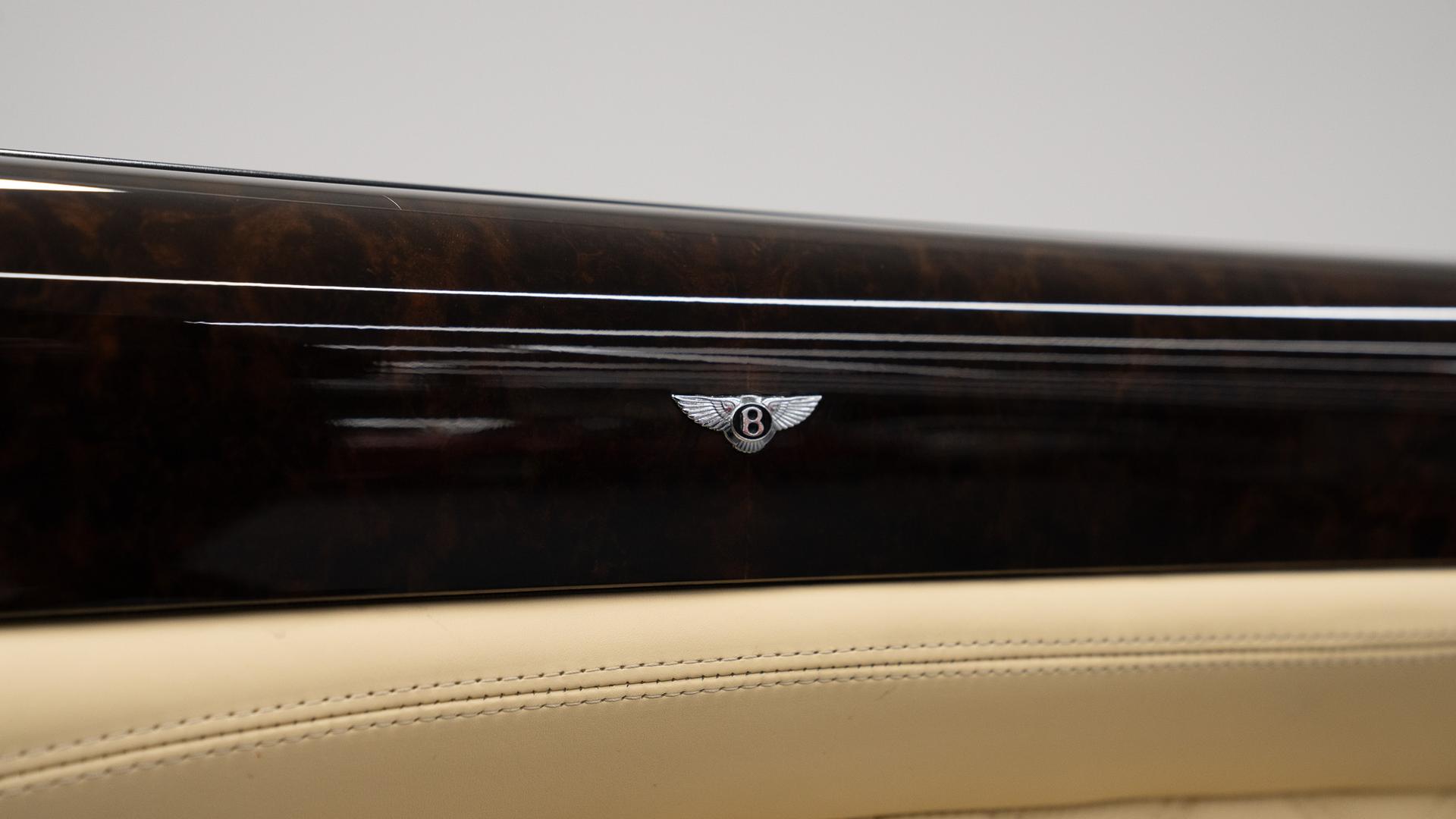 Bentley Azure Photo 652afc86-204e-47a6-b3d3-e758d74940c5.jpg