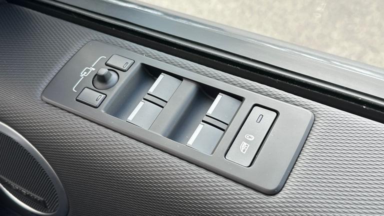 Used Land Rover Discovery WA75YVO 25