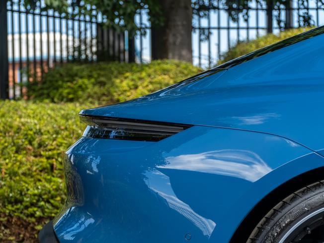 PORSCHE Taycan Photo 38