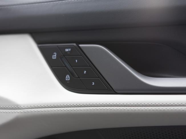 PORSCHE Taycan Photo 33